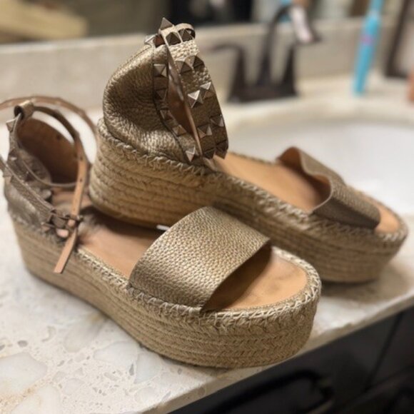 Valentino Gold Sandals Elegant Metallic Design - Picture 2 of 3